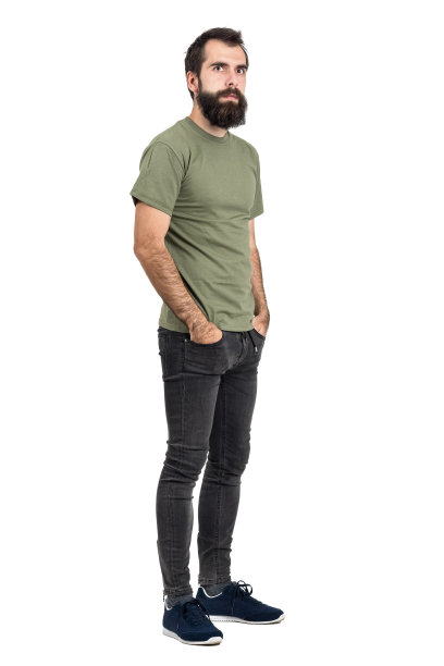 满脸胡须，双手插在口袋里，盯着摄像机图片下载