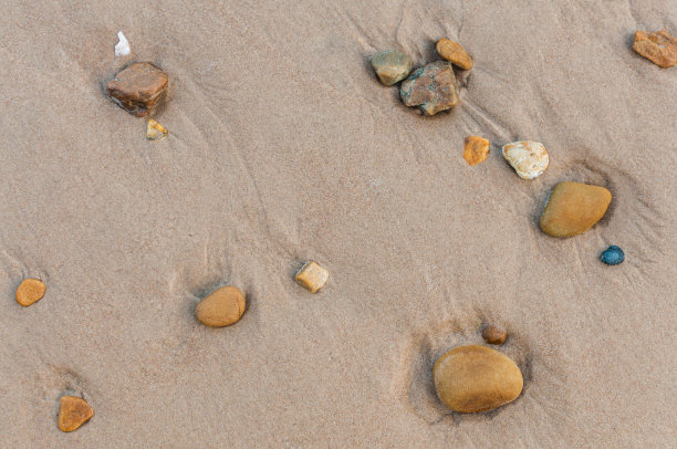 沙滩上的鹅卵石作为背景使用，夏天的概念图片下载