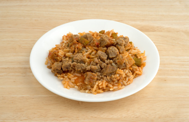 米饭、辣椒和牛肉块放在白色盘子里图片下载