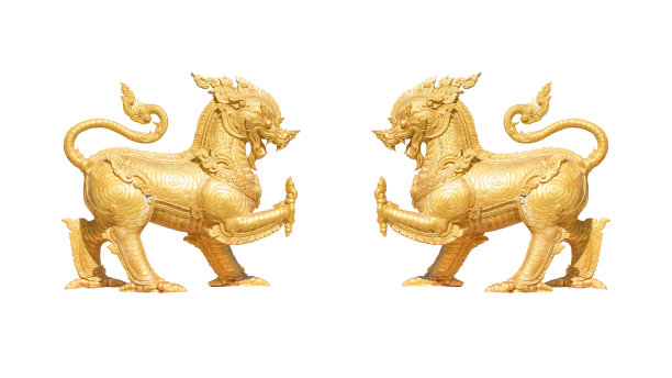 两个金狮雕像孤立在白色背景上图片下载