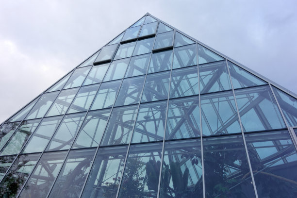金字塔形玻璃建筑图片下载
