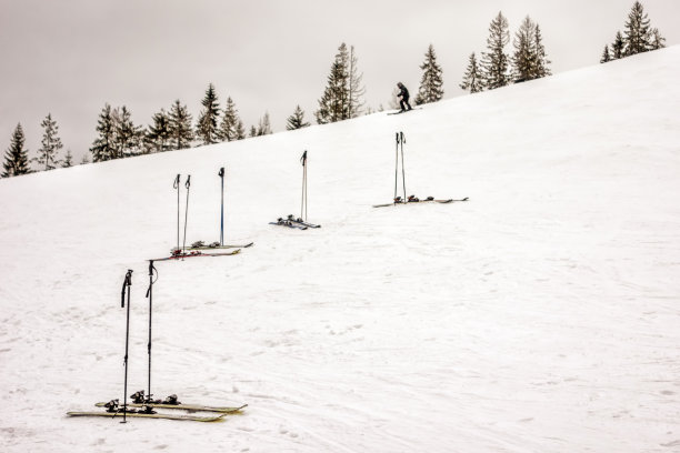 在白雪覆盖的斜坡上滑雪图片下载