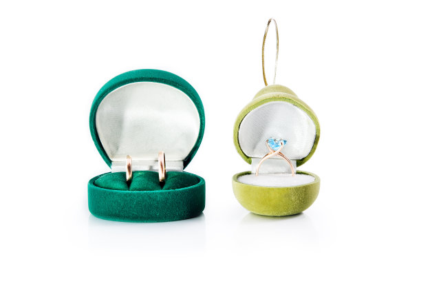 礼盒珠宝与金婚戒图片下载