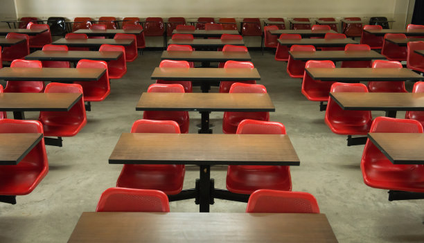 空荡荡的教室里摆满了红色的座位图片下载