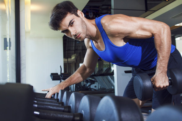 健身房锻炼-男运动员在健身房锻炼图片下载