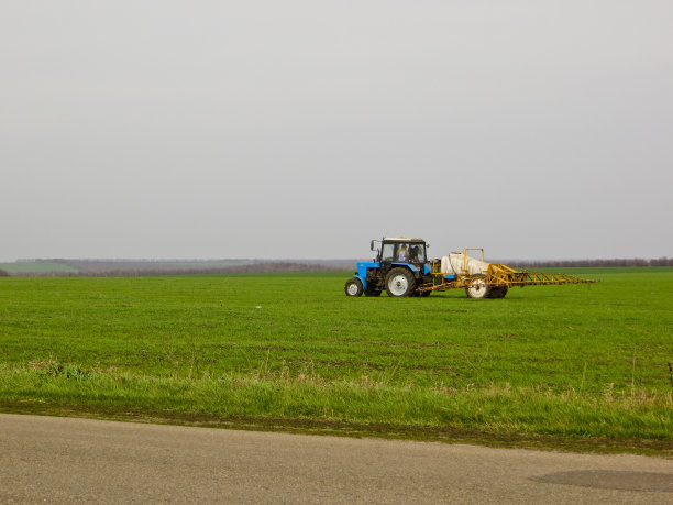 拖拉机在田间图片下载