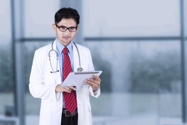 医生在窗户附近使用药片图片下载