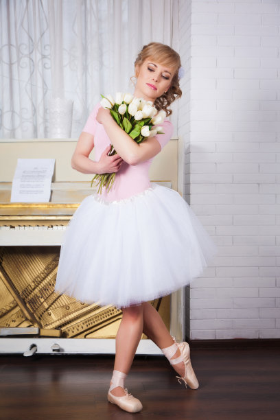 美丽的带着花的芭蕾舞演员图片下载