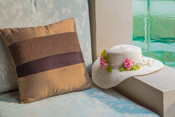 阳台在游泳池边。图片下载