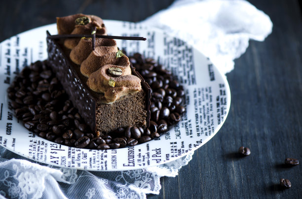 黑色背景上的歌剧蛋糕图片下载