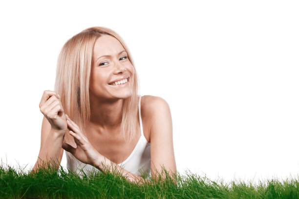 草地上微笑的女人图片下载