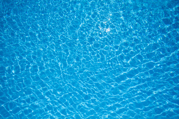 游泳池里蓝色的水面图片下载