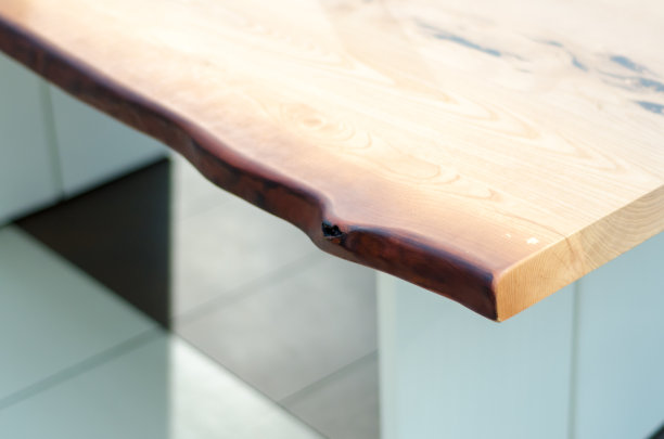 昂贵的木制餐桌素材图片