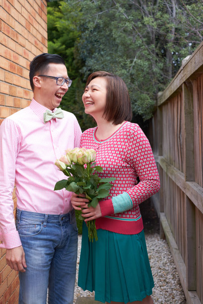 幸福的夫妇带着鲜花图片下载