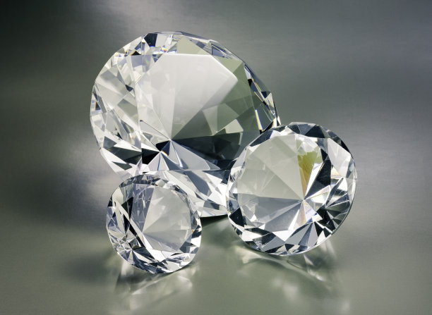 钻石放在深色背景图片下载