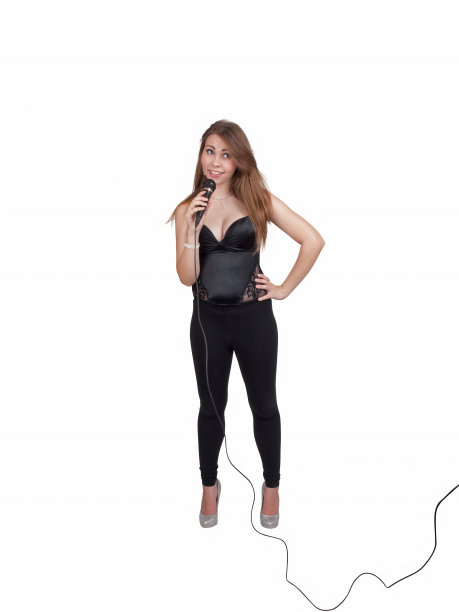 拿着麦克风的女孩图片下载