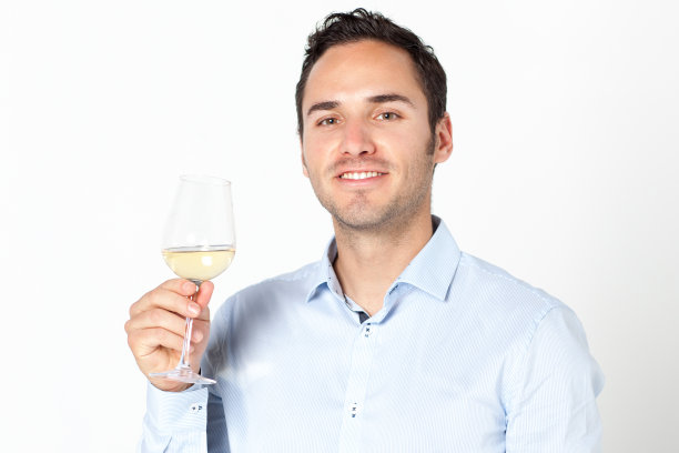 品尝一杯白葡萄酒图片下载