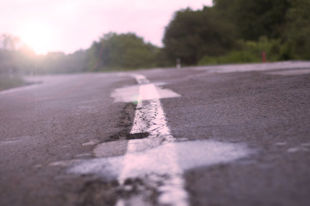 夕阳下的柏油路图片下载