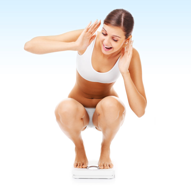 震惊的女人在浴室磅秤上图片下载