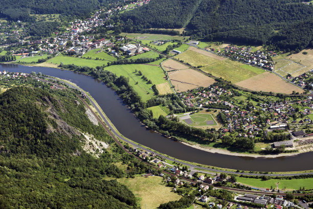 河流和乡村-航拍图片图片下载