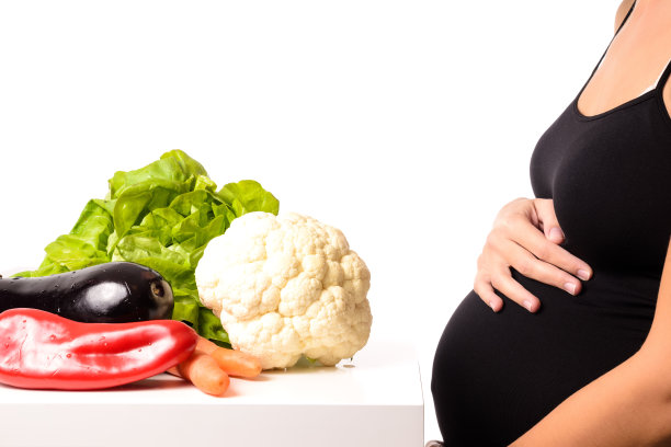 特写孕妇和新鲜蔬菜图片下载