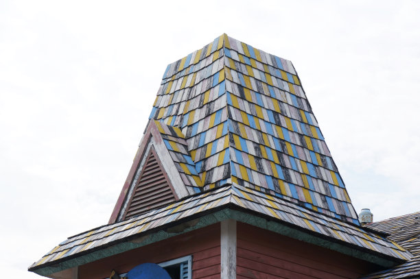 屋顶的彩色木片图片下载