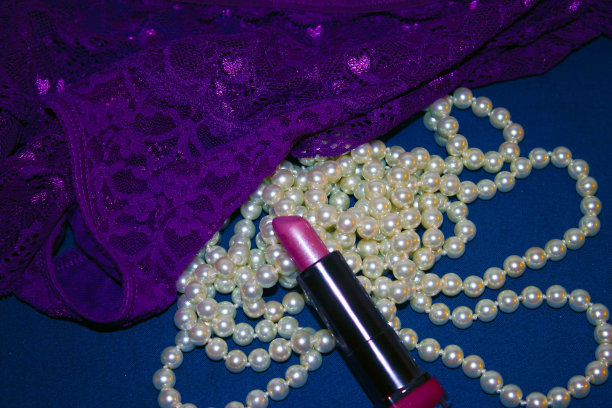 口红、蕾丝和珍珠图片下载