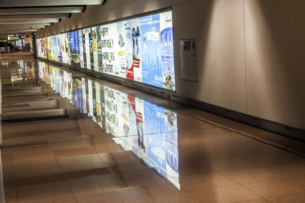 清晨空空如也的机场图片下载