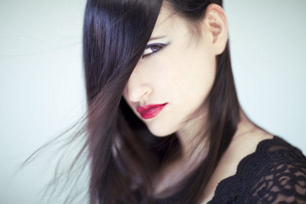 年轻漂亮的女人，长长的黑发，完美的妆容图片下载
