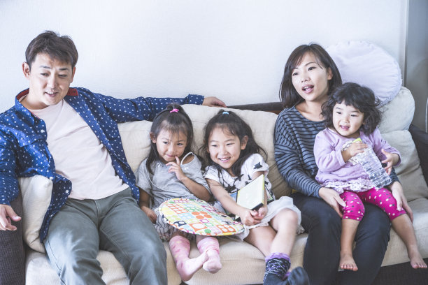 五口人在客厅看电视图片下载