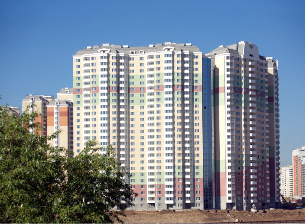 河上的新楼和湛蓝的天空图片下载