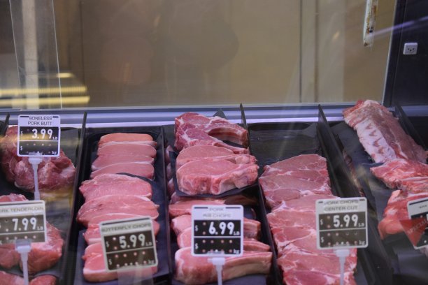 肉在陈列柜里。图片下载