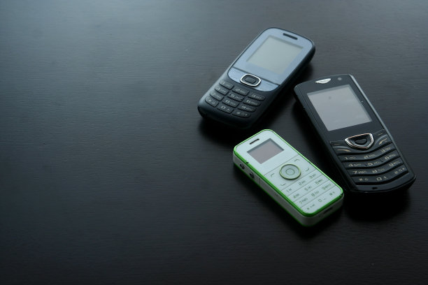 放在木桌上的经典手机或旧手机图片下载