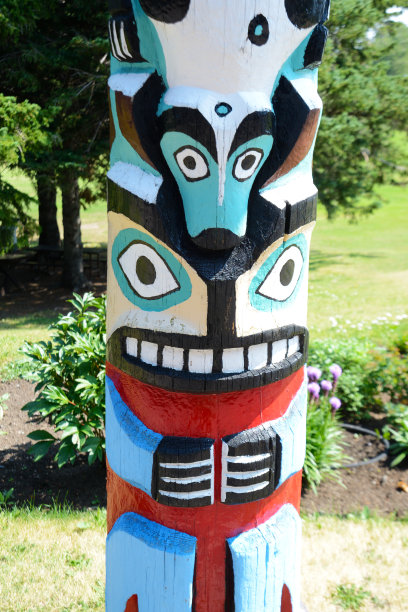 近距离的脸雕刻成图腾柱。图片下载