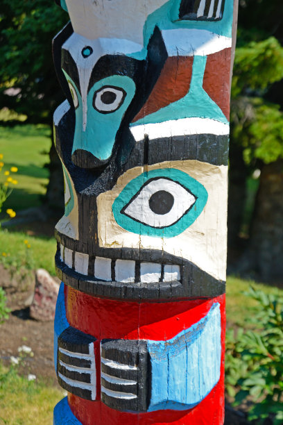 雕刻在图腾柱上的特写细节。图片下载