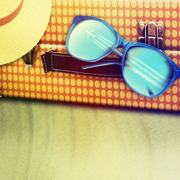 夏日太阳镜放在手提箱上。图片下载