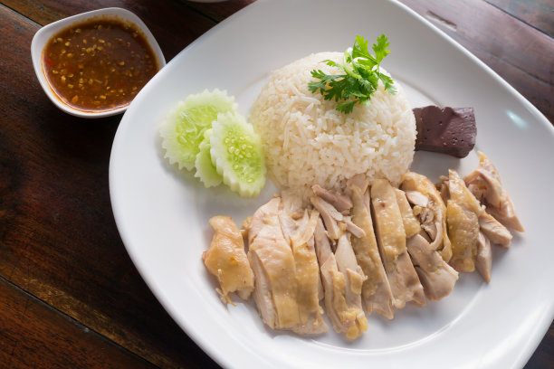 海南鸡饭配酱汁和汤图片下载