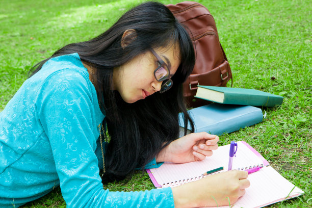 大学生在大学户外做作业图片下载