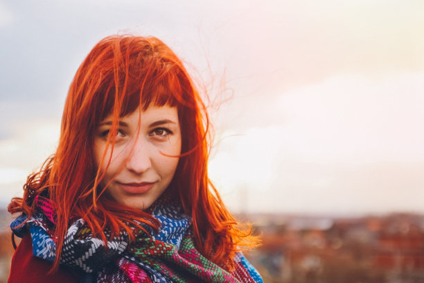 被风吹红头发的美丽少女高地图片下载