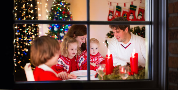 家人在家里吃圣诞晚餐图片下载