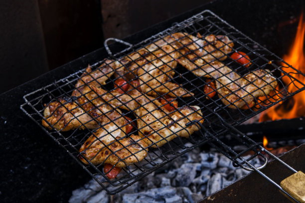 在烤架上烤鸡翅图片下载