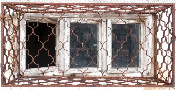 带有金属格栅的窗户图片下载