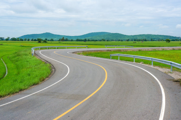 乡村小镇的翠绿曲径图片下载