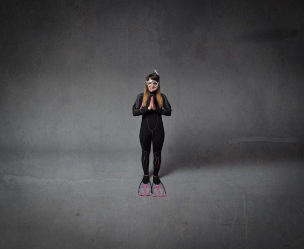 潜水员在一间抽象的房间里祈祷图片下载