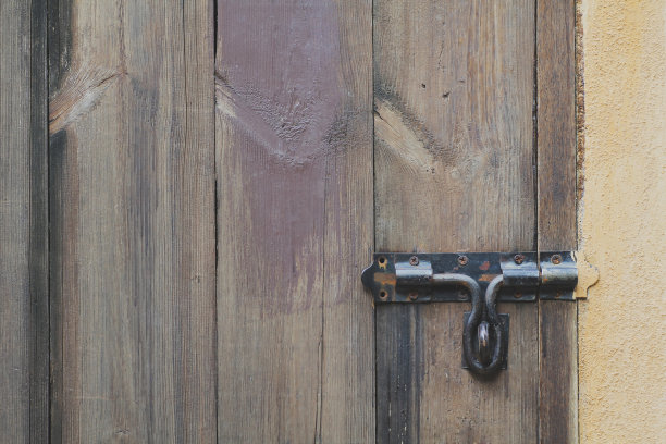 带有木制外部百叶窗的乡村花边窗。图片下载