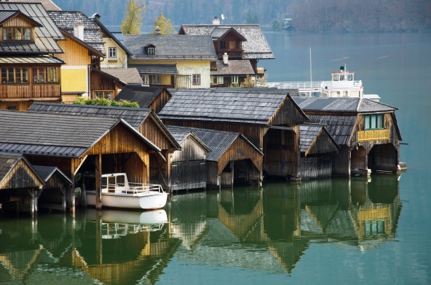 哈尔斯塔特湖的码头和倒影图片下载