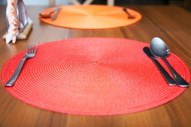 桌子放在木桌上图片下载