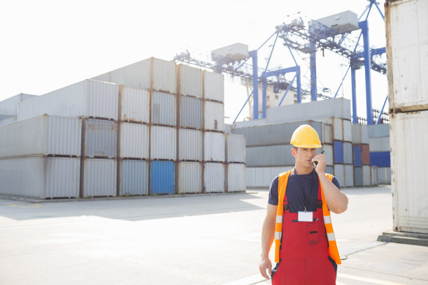 中年人在船坞用对讲机图片下载