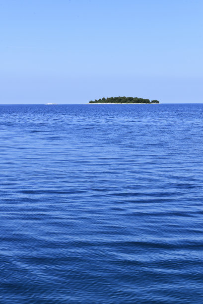 亚得里亚海中的一个小岛图片下载