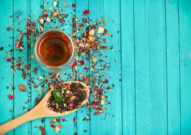 用勺子和玻璃杯盛茶图片下载